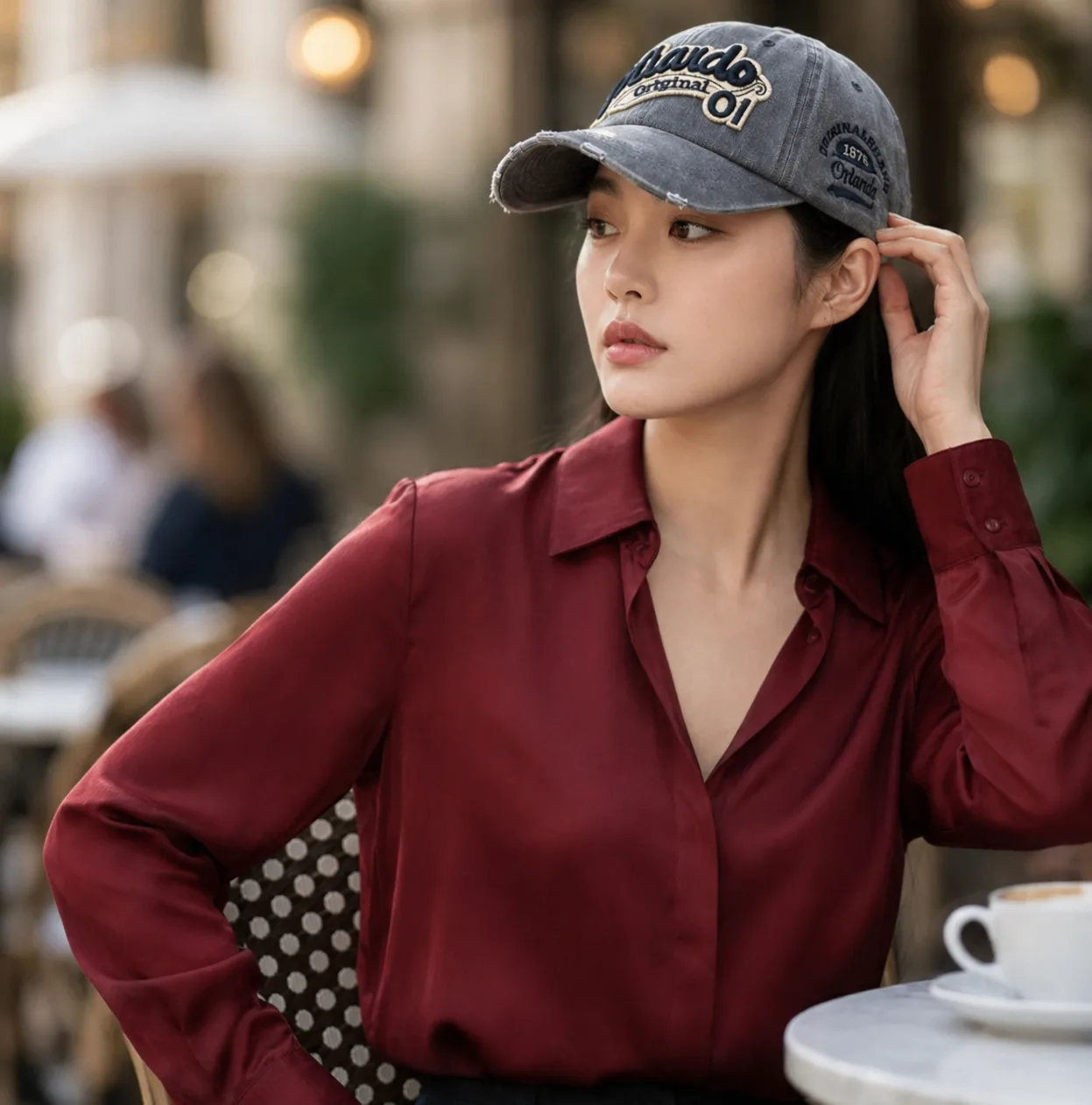 카페 테라스에서 태가 볼캡을 쓴 여성
